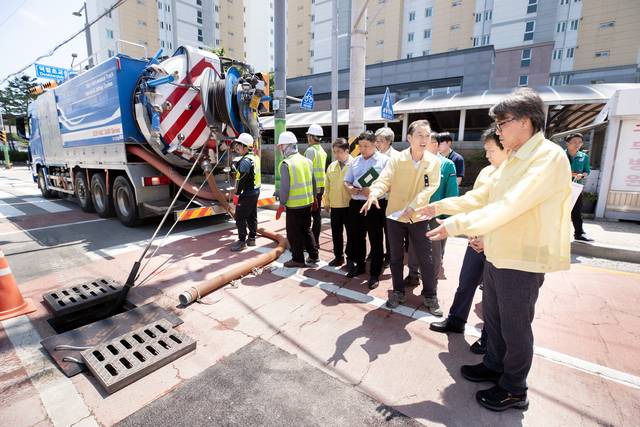 금한승 환경부 차관이 9일 충북 청주시 일대 하천정비사업 및 빗물받이 준설 현장, 맨홀 추락방지시설 등을 점검하고 있다. 환경부 제공