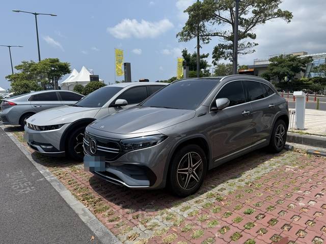 제주도 한 호텔에 전기차 충전 구역에 전기차들이 주차돼 있다.