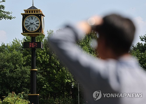 폭염이 계속되는 9일 서울 서초구 몽마르뜨 공원에 설치된 온도계에 현재 기온이 표시되고 있다. [연합뉴스]