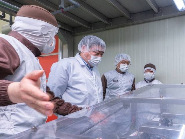 강승협(왼쪽에서 두번째) 신세계푸드 대표이사가 지난 1일 오산공장을 찾아 현장을 둘러보고 있다. 신세계푸드 제공