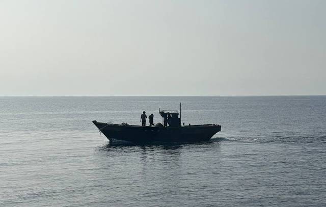 북한 주민들을 태운 선박이 9일 동해상에서 이동하고 있다. 정부는 지난 3월7일과 5월27일 각각 서해와 동해 북방한계선(NLL) 이남에서 구조한 북한 주민 6명(3월 2명·5월 4명)을 9일 오전 동해상에서 송환했다고 밝혔다. 통일부에 따르면 북한 주민들을 태운 선박은 오전 8시56분쯤 동해 NLL을 넘었고, 9시24분쯤 예인용으로 추정되는 북측 어선 1척, 경비정 1척과 만났다.<통일부 제공·연합뉴스 사진>