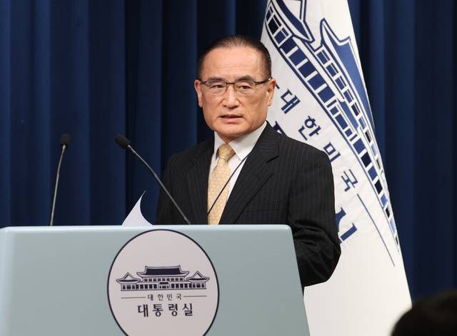 미국에서 귀국한 위성락 국가안보실장이 9일 기자들에게 방미 결과에 관해 브리핑하기 위해 용산 대통령실 기자회견장에 입장하고 있다. 연합뉴스.