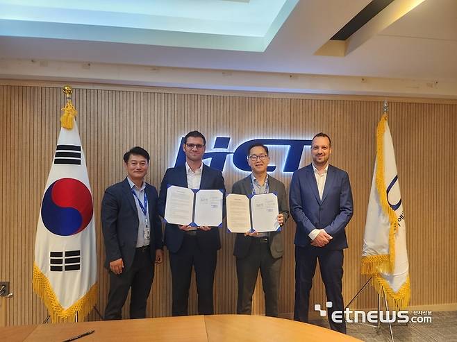 에이치시티와 웨스턴버그 관계자들이 공식 판권 계약을 체결하고 기념사진을 촬영하고 있다. 왼쪽부터 에이치시티 차윤배 이사, WESTENBERG Mr. Dennis Knabben, HCT 김태완 상무, WESTENBERG Mr. Daniel Virnich.