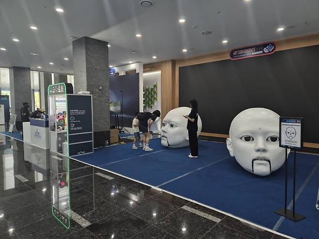 지난 8일 서울 강남구 한국과학기술회관에서 열린 '2025 강남 테헤란밸리 과학축제'에서 인공지능(AI) 로봇과 대화하고 있는 방문객들의 모습. 사진=연지안 기자