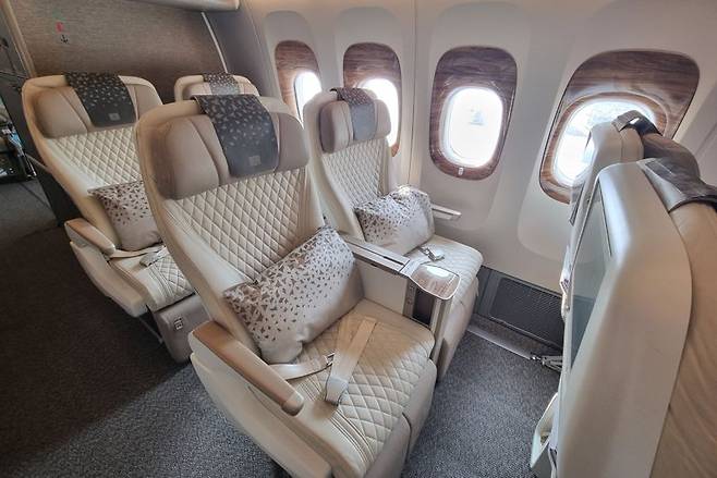 인천공항 제1여객터미널에서 탑승한 에미레이트항공 보잉 777-300ER 기종의 '프리미엄 이코노미' 클래스 좌석 모습. 고급 자동차에 적용되는 퀼팅 시트에 푹신하면서도 6방향으로 조절이 가능한 헤드레스트, 쿠선형 다리 받침대 등이 적용돼, 쾌적한 탑승 환경을 제공한다. 사진=김동호 기자