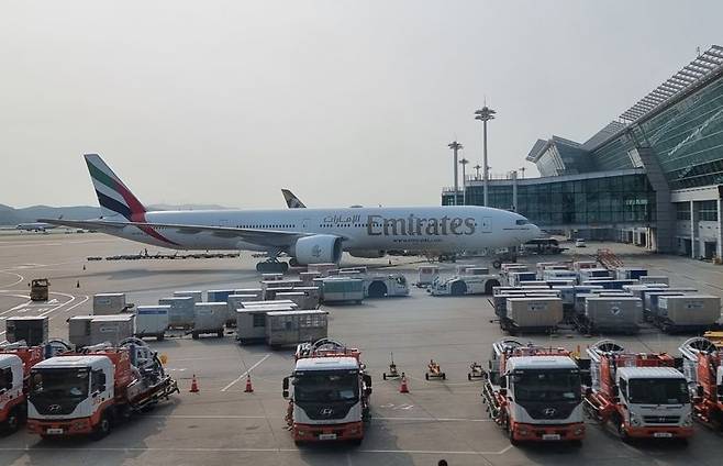 프리미엄 이코노미 클래스를 갖춘 에미레이트항공 보잉 777 300-ER 여객기가 인천공항 제1여객터미널에서 탑승객을 맞을 준비를 하고 있다. 사진=김동호 기자
