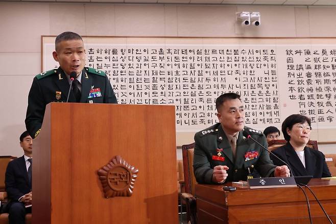 김동혁(왼쪽) 국방부 검찰단장과 박정훈 전 해병대 수사단장이 지난 2024년 7월 19일 오전 서울 여의도 국회에서 열린 법제사법위원회 윤석열 대통령 탄핵소추안 즉각 발의 요청에 관한 청원 관련 청문회에서 의원들의 질의에 답하고 있다. 뉴시스