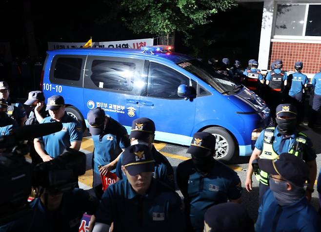 [서울=뉴시스] 배훈식 기자 = 윤석열 전 대통령을 태운 법무부 호송차량이 9일 오후 경기 의왕시 서울구치소로 들어가고 있다. 윤 전 대통령은 이날 서울중앙지방법원에서 열린 직권남용 등 혐의 영장실질심사(구속 전 피의자 심문)를 마친 뒤 영장 발부 여부를 기다리기 위해 서울구치소로 이동했다. 2025.07.09. dahora83@newsis.com /사진=뉴시스