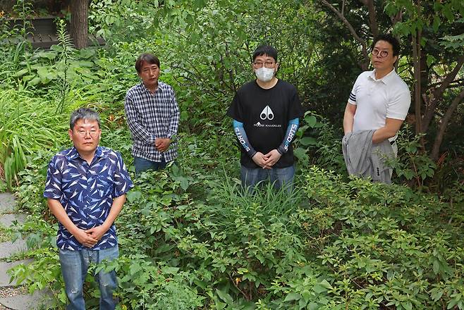 동명원 피해생존자인 문호현·이현주·문인현·박영선씨(왼쪽부터)가 6월19일 오후 서울 마포구 한겨레신문사에서 인터뷰를 하기 전 사진을 찍고 있다. 백소아 기자 thanks@hani.co.kr