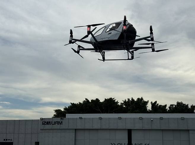 지난 2일 시험비행 중인 이항의 전기 수직 이착륙기(eVTOL) EH216-S. 광저우/이정연 특파원