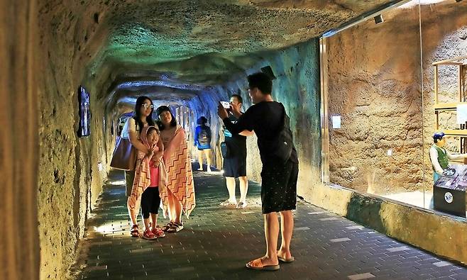 폐광을 활용한 보령냉풍욕장은 연중 10~15도를 유지해 한여름 피서객에게 오싹한 추위를 선물한다. 보령시 제공