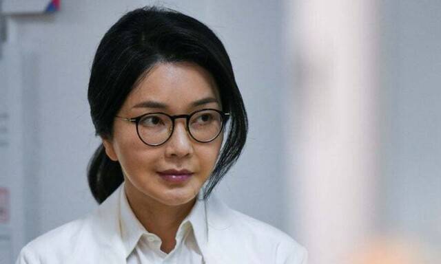 윤석열 전 대통령의 부인 김건희 여사가 지난달 3일 서울 서초구 원명초등학교에 마련된 서초구 제3투표소에서 투표를 하기 위해 줄을 서 있다. 공동취재사진