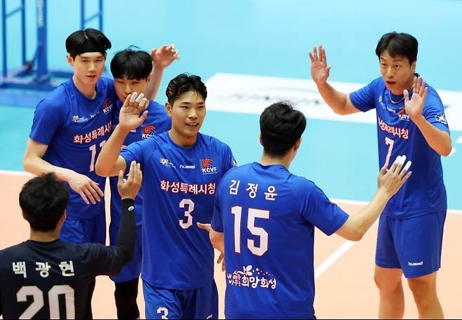 화성시청 선수들이 9일 충북 단양국민체육센터에서 열린 국군체육부대(상무)와 2025 한국실업배구연맹·프로배구 퓨처스 챔프전 남자부 준결승전에서 득점에 성공한 뒤 기뻐하고 있다. 한국실업배구연맹 제공