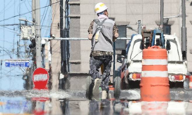 폭염이 계속되고 있는 9일 대구 한 공사장 인근에서 인부가 이동하고 있다. 연합뉴스