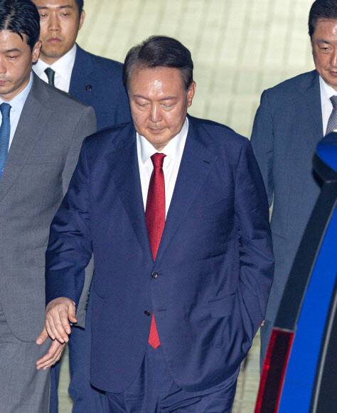 12·3 내란사태와 관련해 특검의 수사를 받는 윤석열 전 대통령이 9일 서울 서초구 서울중앙지법에서 열린 구속 전 피의자 심문(영장실질심사)이 끝난 뒤 왼손을 주머니에 찔러넣은 채 법원을 떠나고 있다. 사진공동취재