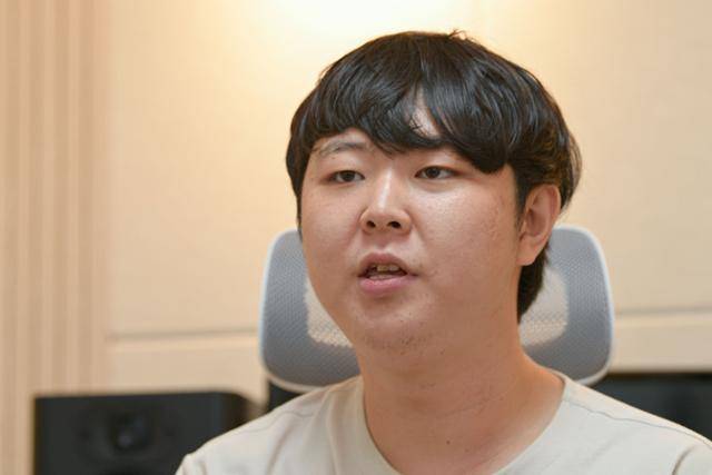 마약 중독을 극복한 뒤 작곡가로 활동 중인 한동휘씨가 27일 서울 은평구 작업실에서 본보와 인터뷰를 하고 있다. 남동균 인턴기자