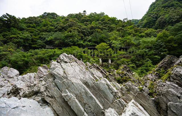 미요시시 오보케협곡의 단애가 비스듬히 융기돼 있다.