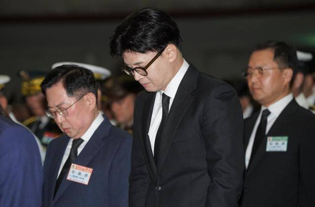 지난달 29일 경기 평택시 해군 2함대사령부 충무동산에서 열린 '제2연평해전 승전 23주년 기념식'에 참석한 한동훈(가운데) 전 국민의힘 대표가 순국선열과 호국영령에 대한 묵념을 하고 있다. 연합뉴스