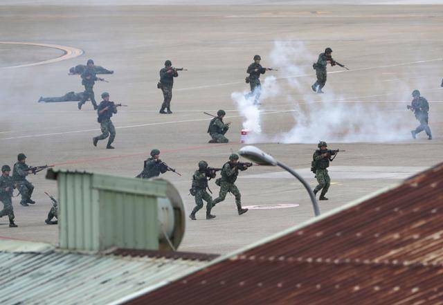 2023년 7월 26일 대만 타오위안에서 군인들이 연례 군사훈련인 한광 훈련을 실시하고 있다. 타오위안=AP 연합뉴스