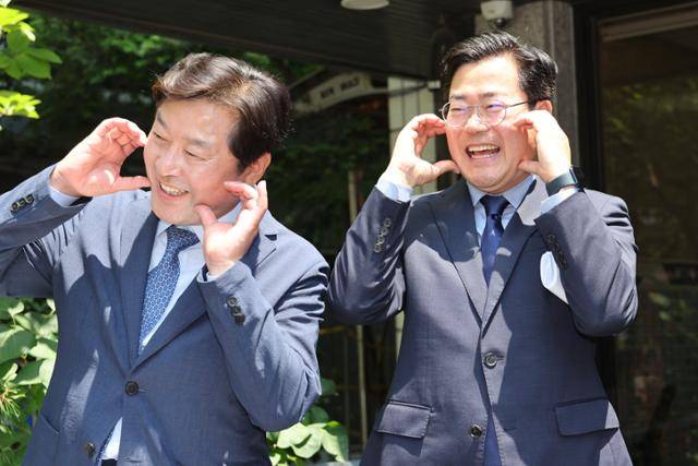 박찬대(오른쪽) 더불어민주당 의원이 지난달 23일 서울 여의도 당사에서 당대표 출마 선언 기자회견을 마친 뒤 지지자들을 향해 포즈를 취하고 있다. 왼쪽은 황명선 의원. 뉴스1
