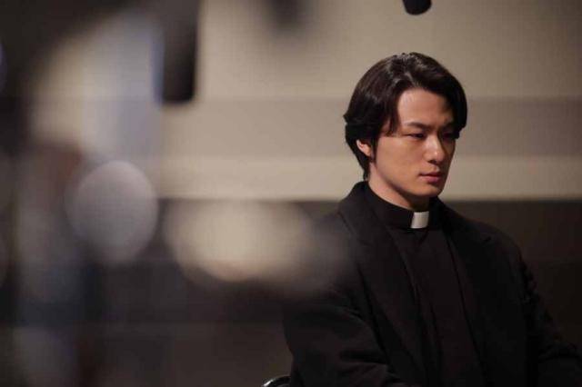 신부 역에 도전한 배우 신승호. '온리 갓 노우즈 에브리띵' 스틸컷