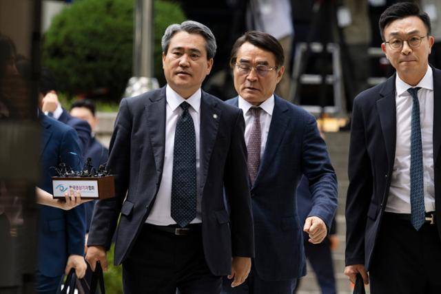 윤석열 전 대통령 변호인단 송진호(왼쪽부터), 배보윤, 최지우 변호사가 9일 서울 서초구 서울중앙지법에서 열린 영장실질심사에 출석하고 있다. 사진공동취재단