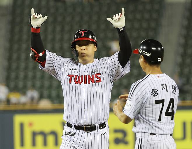 8일 오후 서울 잠실야구장에서 열린 2025 KBO리그 프로야구 LG트윈스와 키움히어로즈의 경기 7회말 1사 1루 김현수가 역전 1타점 적시타를 치고 1루에 출루해 세리머니를 하고 있다. 잠실=김민규 기자 mgkim1@edaily.co.kr /2025.07.08/