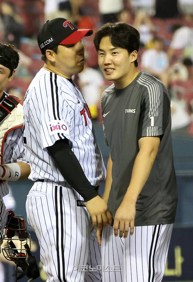 8일 오후 서울 잠실야구장에서 열린 2025 KBO리그 프로야구 LG트윈스와 키움히어로즈의 경기에서 4대 3 역전승을 거둔 LG 김현수, 임찬규 등 선수들이 관중에 인사하기 위해 그라운드에 서 있다. 잠실=김민규 기자 mgkim1@edaily.co.kr /2025.07.08/