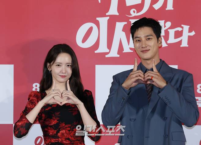 배우 임윤아, 안보현이 9일 오전 서울 용산구 CGV용산아이파크몰에서 열린 영화 '악마가 이사왔다' 제작보고회에 참석해 포토타임을 갖고 있다. '악마가 이사왔다'는 새벽마다 악마로 깨어나는 선지를 감시하는 기상천외한 아르바이트를 하게 된 청년 백수 길구의 영혼 탈탈 털리는 이야기를 담은 악마 들린 코미디. 내달 13일 개봉. 서병수 기자 qudtn@edaily.co.kr /2025.07.09/