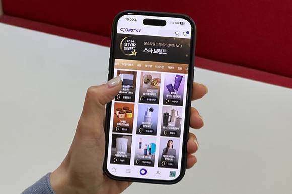 TV홈쇼핑 업계는 TV 의존도를 낮추기 위해 모바일 강화 전략에 힘쓰고 있다. 사진은 한 홈쇼핑의 모바일 앱을 구동하는 모습.[사진=CJ온스타일]