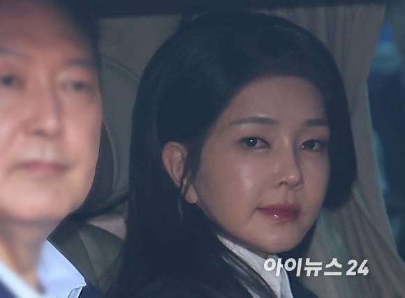 윤석열 전 대통령과 김건희 여사가 탄 차량이 지난 4월 11일 오후 서울 용산구 한남동 대통령 관저를 떠나 서초동 사저로 이동하고 있다. [사진=정소희 기자]