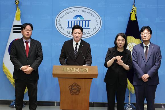 국민의힘 소장파 모임 '언더73'의 진종오 의원이 9일 서울 여의도 국회 소통관에서 당 혁신을 요구하는 기자회견을 하고 있다. [사진=연합뉴스]