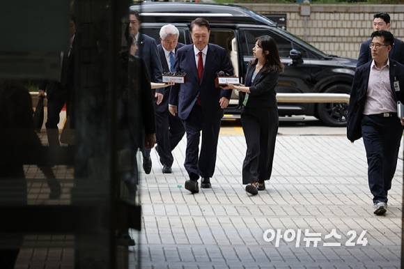 12·3 비상계엄과 관련해 특검의 수사를 받는 윤석열 전 대통령이 두 번째 영장실질심사를 받기 위해 9일 오후 서울 서초구 중앙지법으로 출석하고 있다. [사진=사진공동취재단]