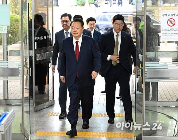 12·3 비상계엄과 관련해 특검의 수사를 받는 윤석열 전 대통령이 두 번째 구속 전 피의자 심문(영장실질심사)을 받기 위해 9일 오후 서울 서초구 중앙지법으로 출석하고 있다. [사진=사진공동취재단]