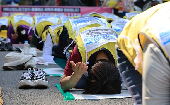 서울 광화문 MBK 사무실 앞에서 홈플러스 정상화 촉구 기자회견을 마친 마트산업노조 홈플러스지부 조합원 등이 홈플러스 지키기 108배를 하고 있다. [사진=연합뉴스]