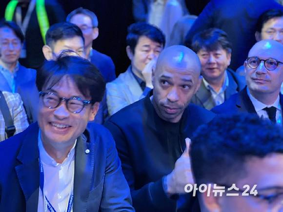 '축구스타' 티에리 앙리가 9일(현지시간) 미국 뉴욕 브루클린에서 열린 갤럭시 언팩에 참석한 모습. [사진=갤럭시 언팩 기자단]