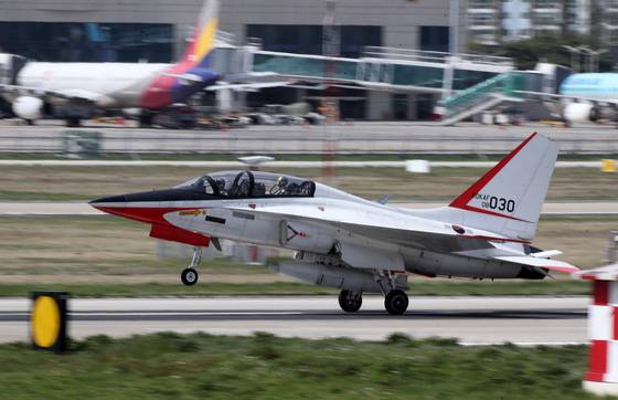 민간공항과 군공항이 함께 운영되고 있는 광주공항에서 공군 제1전투비행단 소속 훈련기가 활주로에 착륙하고 있다. [연합뉴스]