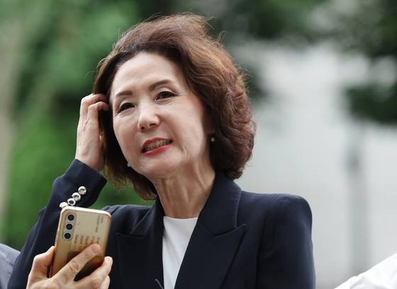 이진숙 사회부총리 겸 교육부 장관 후보자가 지난달 30일 인사청문회 준비단 사무실로 출근하던 중 취재진 질문에 답하고 있다. 그는 각종 의혹의 중심에 서 있다. 뉴시스