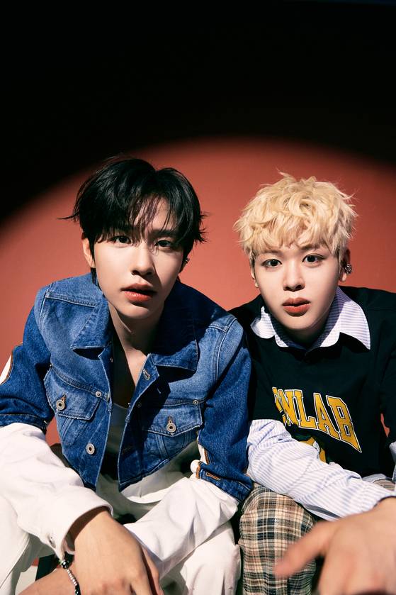 클로즈 유어 아이즈 멤버 김성민, 마징시앙이 카메라를 바라보고 있다. 사진 언코어