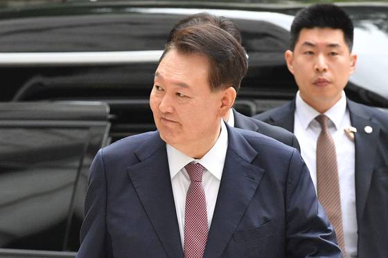 윤석열 전 대통령이 지난 3일 서울 서초구 서울중앙지법에서 열린 내란우두머리 등 혐의 9차 공판에 출석하고 있다. 뉴스1