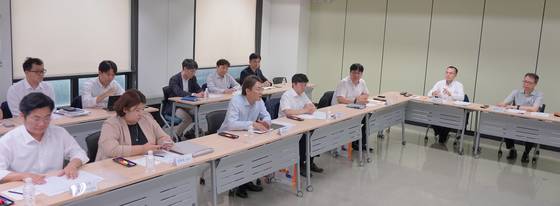 금융위원회는 8일 오후 서울 중구 한국프레스센터 신용회복위원회에서 소상공인 금융 애로 해소를 위한 첫 번째 현장 간담회를 열었다.