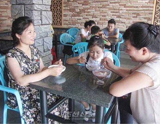 재일본조선인총연합회 기관지 조선신보는 지난 2023년 7월 20일 "폭염이 지속되고 있는 요즘 평양시 안의 빙수매대들이 많은 사람들로 흥성이고 있다"는 민주조선 보도를 소개했다. 매체는 창광종합식당의 빙수매대에서 토마토, 참외, 딸기 등 다양한 맛의 빙수가 제공되고 있다고 전했다. 연합뉴스