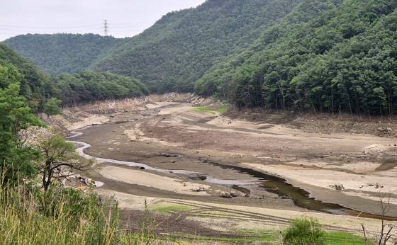 지난 8일 강원 강릉시 성산면 오봉저수지 수위가 낮아지며 바닥을 드러내고 있다.[뉴스1]