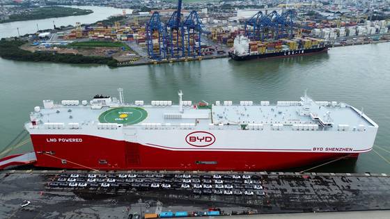 브라질 산타카타리나주 이타자이항에 중국 전기차 업체 비야디(BYD)의 자동차 운반선이 입항한 모습. 로이터=연합뉴스