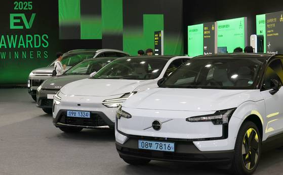 지난달 서울 강남구 코엑스에서 열린 '전기차트렌드코리아 2025'에 여러 모델의 전기차가 전시된 모습. 뉴스1