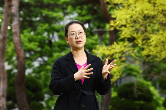 한국인 민간인 최초로 세계무역기구(WTO)에 2007년에 진출한 이준영 박사가 지난 5월 고려대 법학관 앞에서 중앙일보와 인터뷰 하고 있다. 김종호 기자