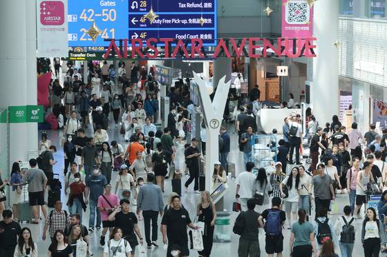 붐비는 인천국제공항 1터미널. 연합뉴스