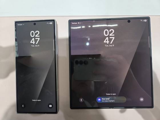 갤럭시Z폴드7의 접을때와 펼쳤을때 모습. 뉴욕=박해리 기자.