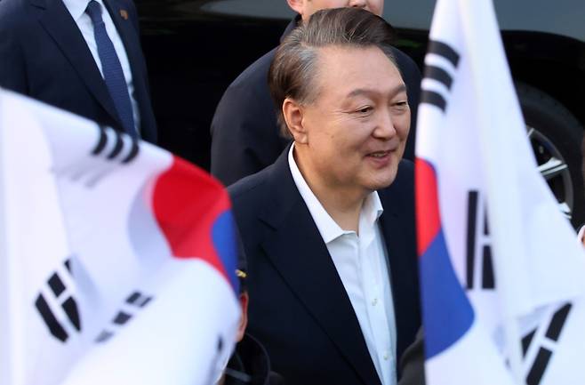 석방된 윤석열 전 대통령이 3월8일 서울 용산구 한남동 관저 입구에서 지지자들에게 인사하고 있다. /뉴시스