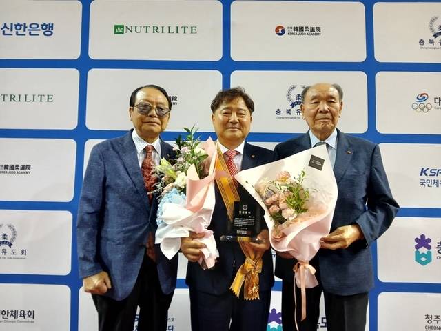 ▲ 박승용(사진 가운데) 강원도유도회장이 9일 충북 청주체육관에서 열린 ‘16회 청풍기 전국유도대회’ 개회식에서 한국유도원 공로연금 대상자 선정패를 받았다.